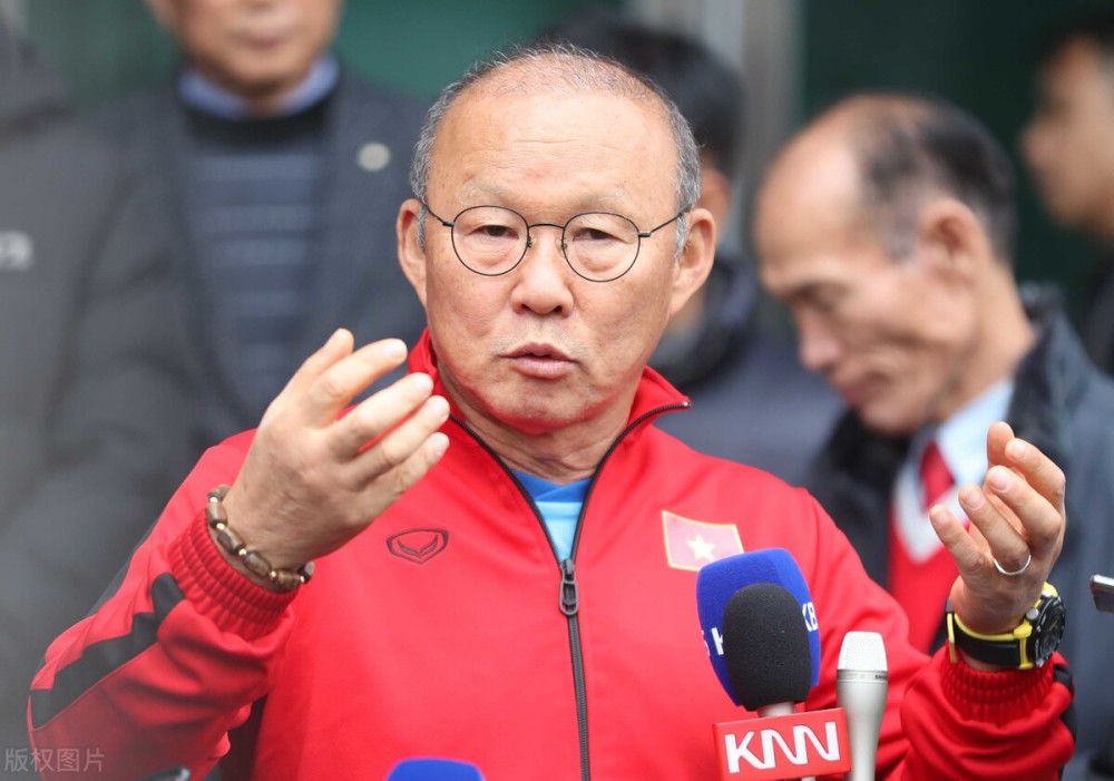 解放战争期间，我军窥伺顾问郭锐（王心刚 饰），受命率领一支小分队深切丰城进行窥伺，路遇还乡团长（于绍康 饰）率领团丁押解我妇女主任（杨雅琴 饰）和村干部（周冠森 饰），小分队将他们救援。以后，他们在小村安扎下来，分几路扮装进城窥伺。与此同时，仇敌已知晓我窥伺兵进城，派搜刮队长王德标（安震江 饰）全城布控，郭锐得知王的姐夫是敌炮团团长黄宇轩（邵冲飞 饰），便假扮敌作战处长，并以黄老同窗的身份到其家里，智取到仇敌火力配备图，在第一时候上报给批示部。当仇敌觉察受骗后，睁开全城年夜搜捕，无奈为时已晚，我窥伺兵早